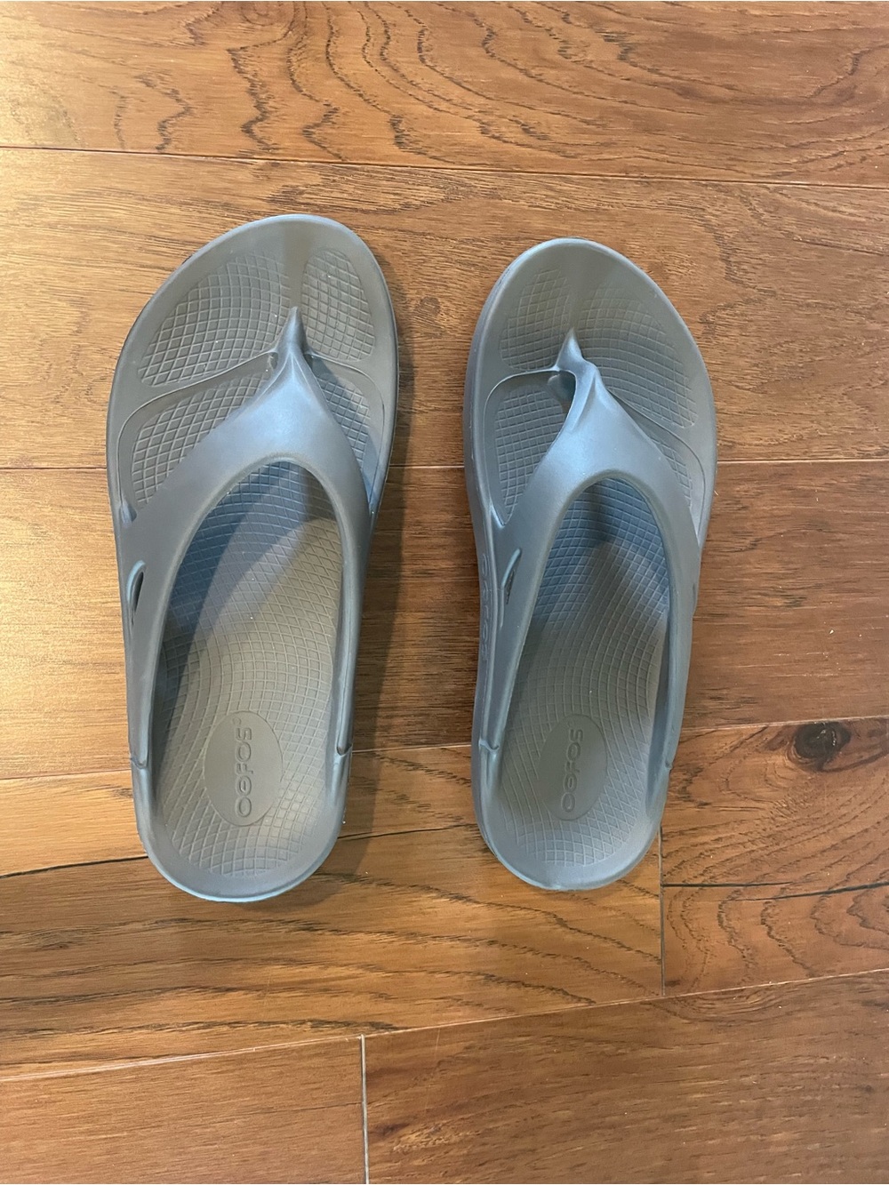 OOFOS Gray Flip Flops - Picture 5 of 7